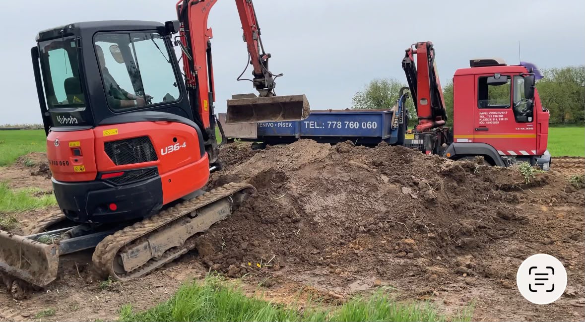 Nákladní automobil a bagr Zemní práce Klešice
